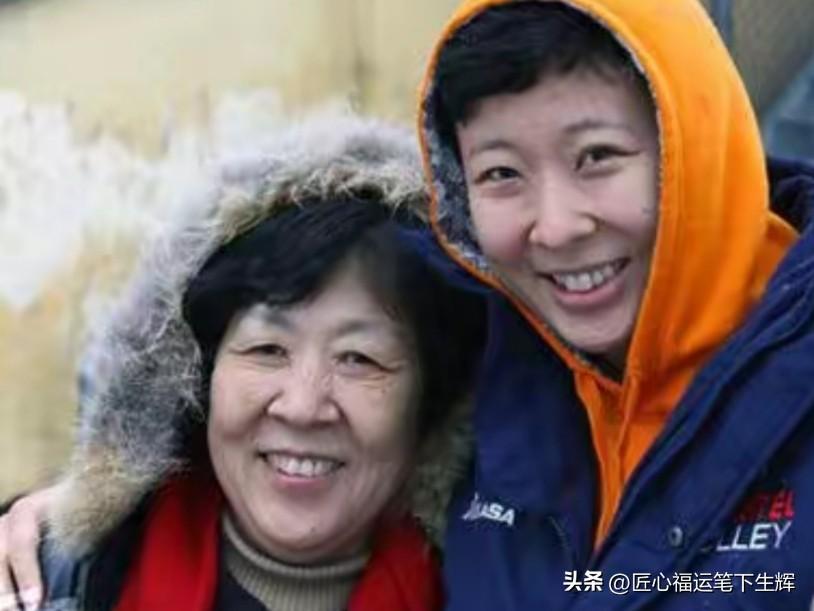 冯坤的母亲吴秀英是北京人，和丈夫冯继文同为专业篮球运动员，冯坤的长相和母亲十分相