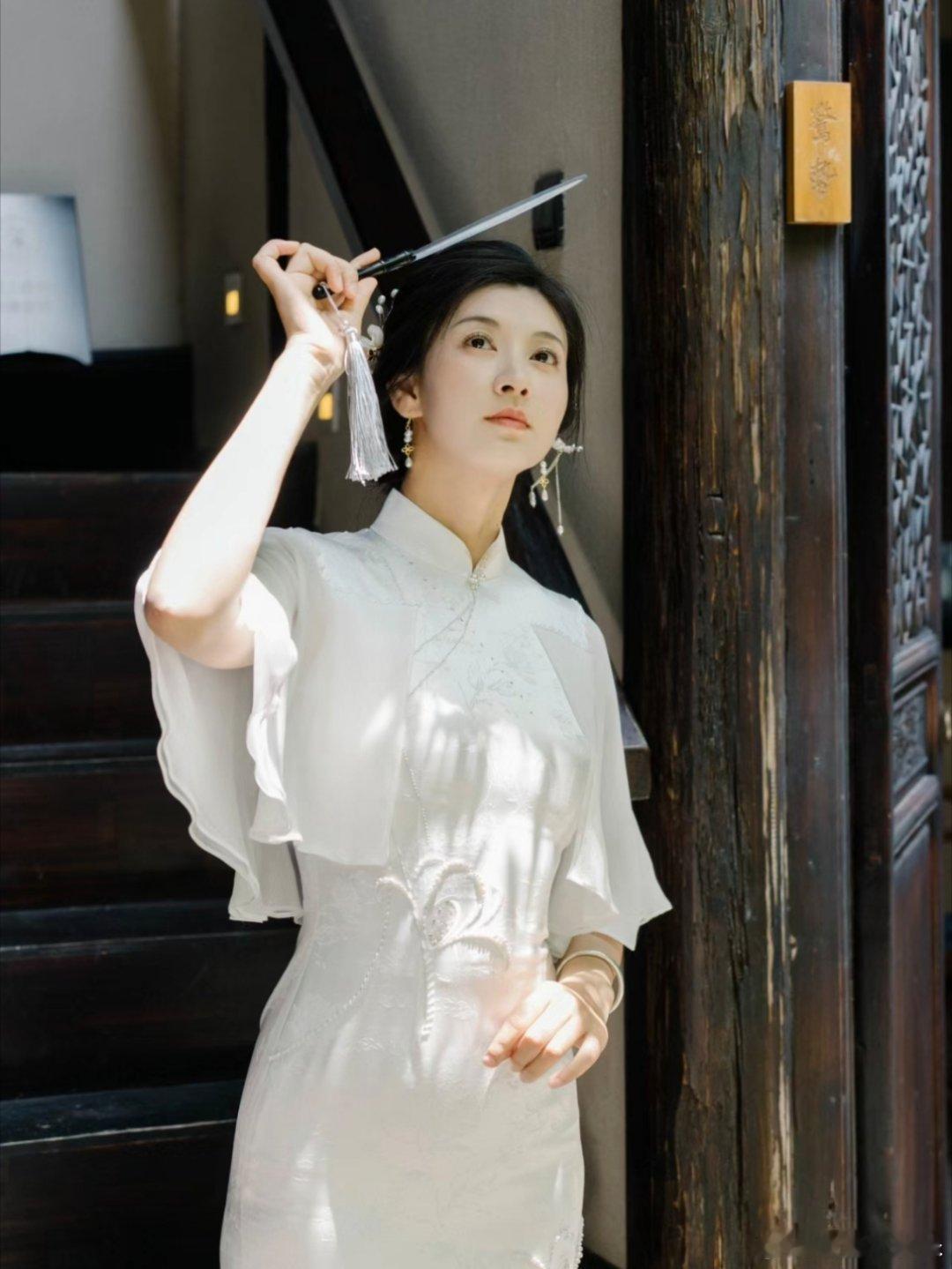 这样的衣服眉姐姐从未对四郎穿过 眉姐姐斓曦作为国风推荐官空降洛阳，一袭红色汉服一