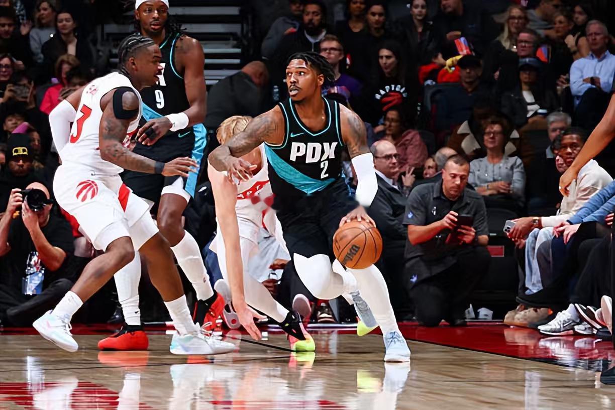 凯莱布-乐福目前的场均数据是8分2.7篮板2.1助攻0.5抢断，投篮命中率31.