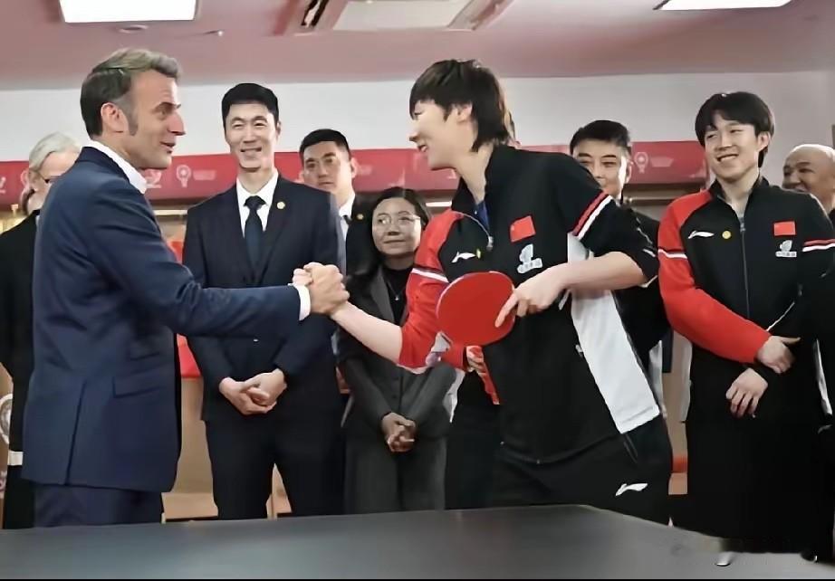 世界女乒冠军王曼昱，要把这张照片好好珍藏。法国总统马克龙在成都访问期间，到乒乓球