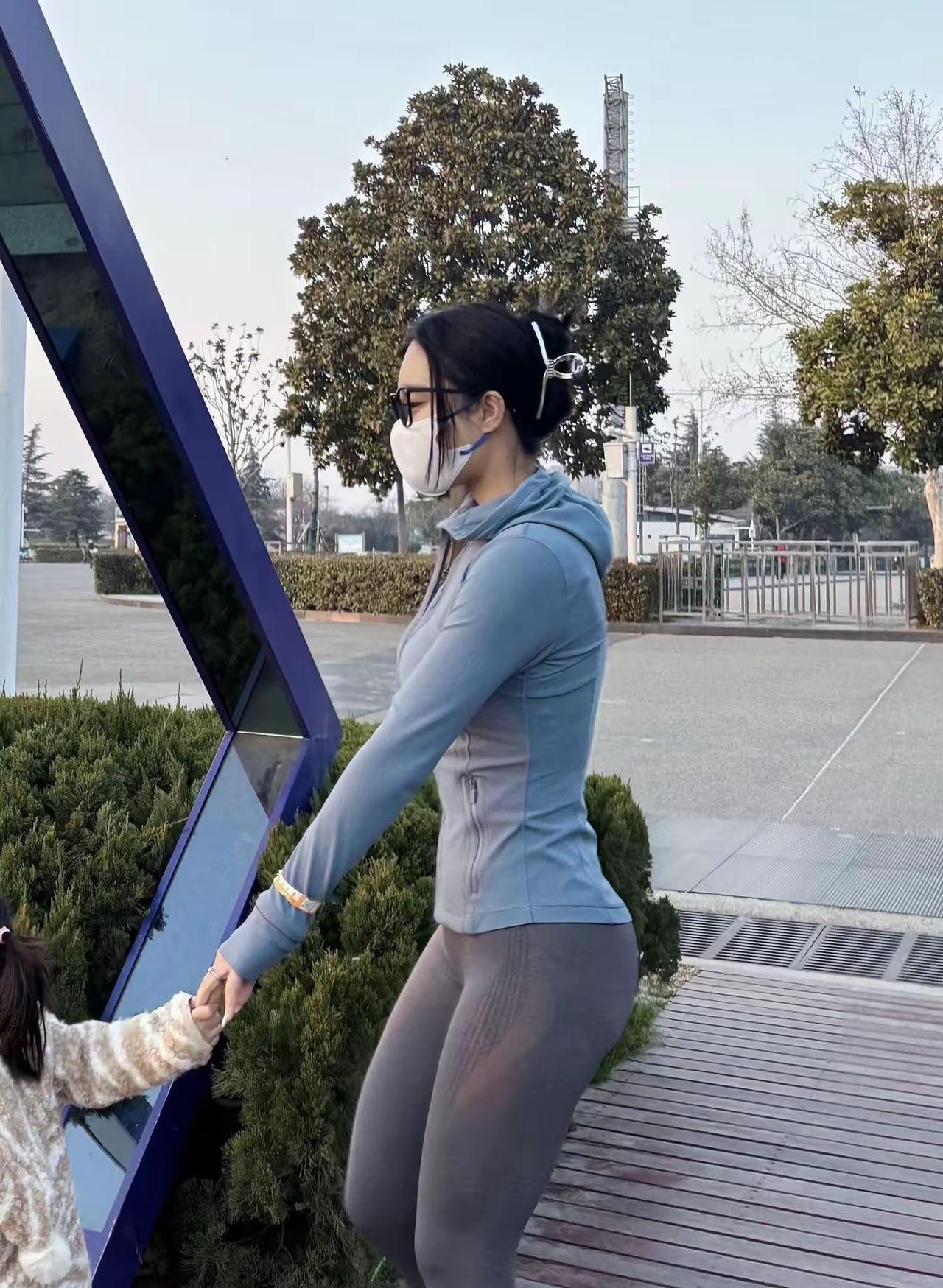 母女手牵手，温暖同行，一起享受美好时光！🌞👩‍❤️‍👧爱健身的少妇妈妈，身