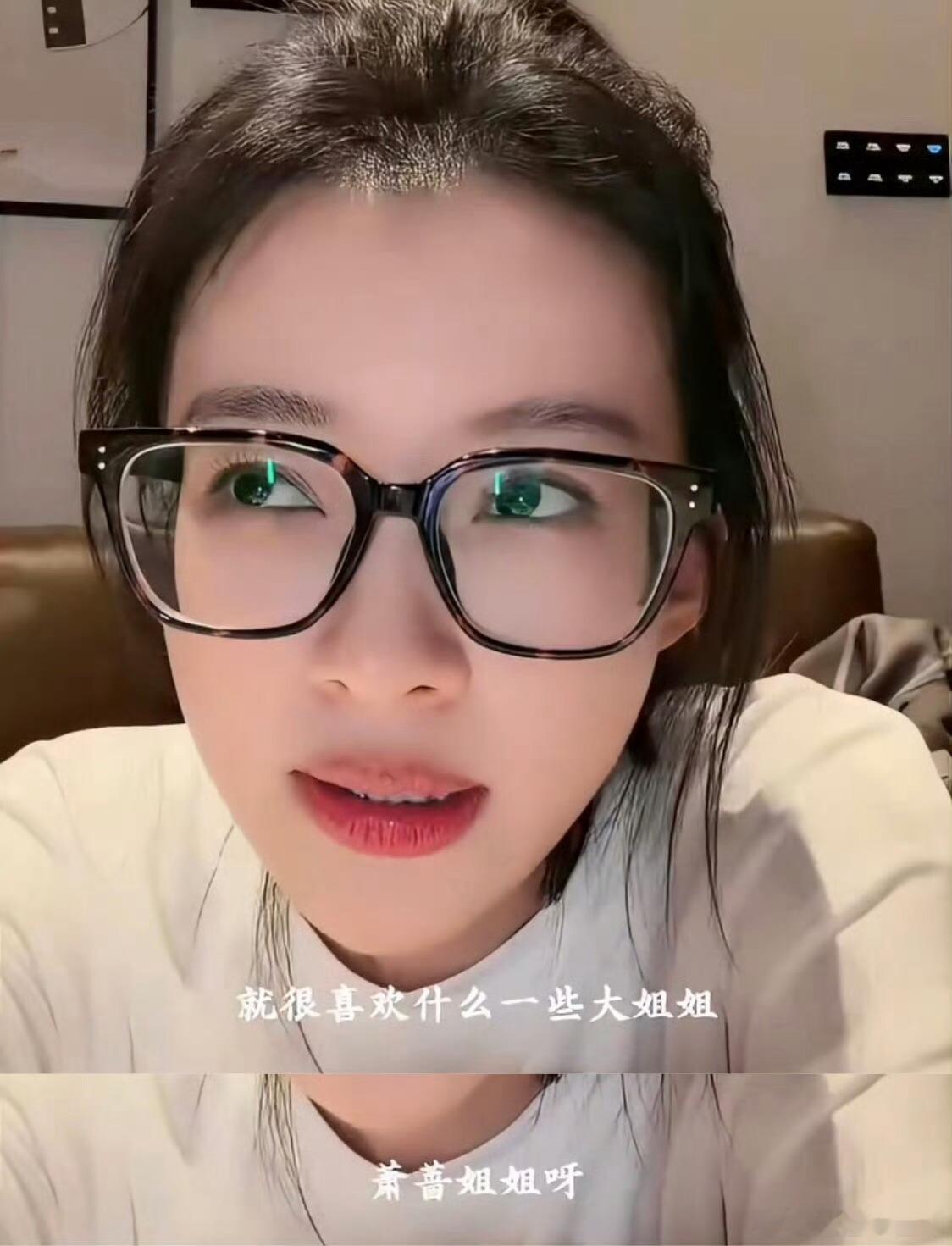 当孙怡172cm的个子穿着红白相间的草莓蛋糕裙出场，谁看了不说一声“人间芭比”。