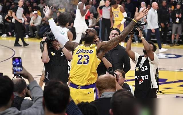 湖人击败灰熊，詹姆斯又刷爆数据！

京媒：NBA历史上年纪最大的连续三场三双球员