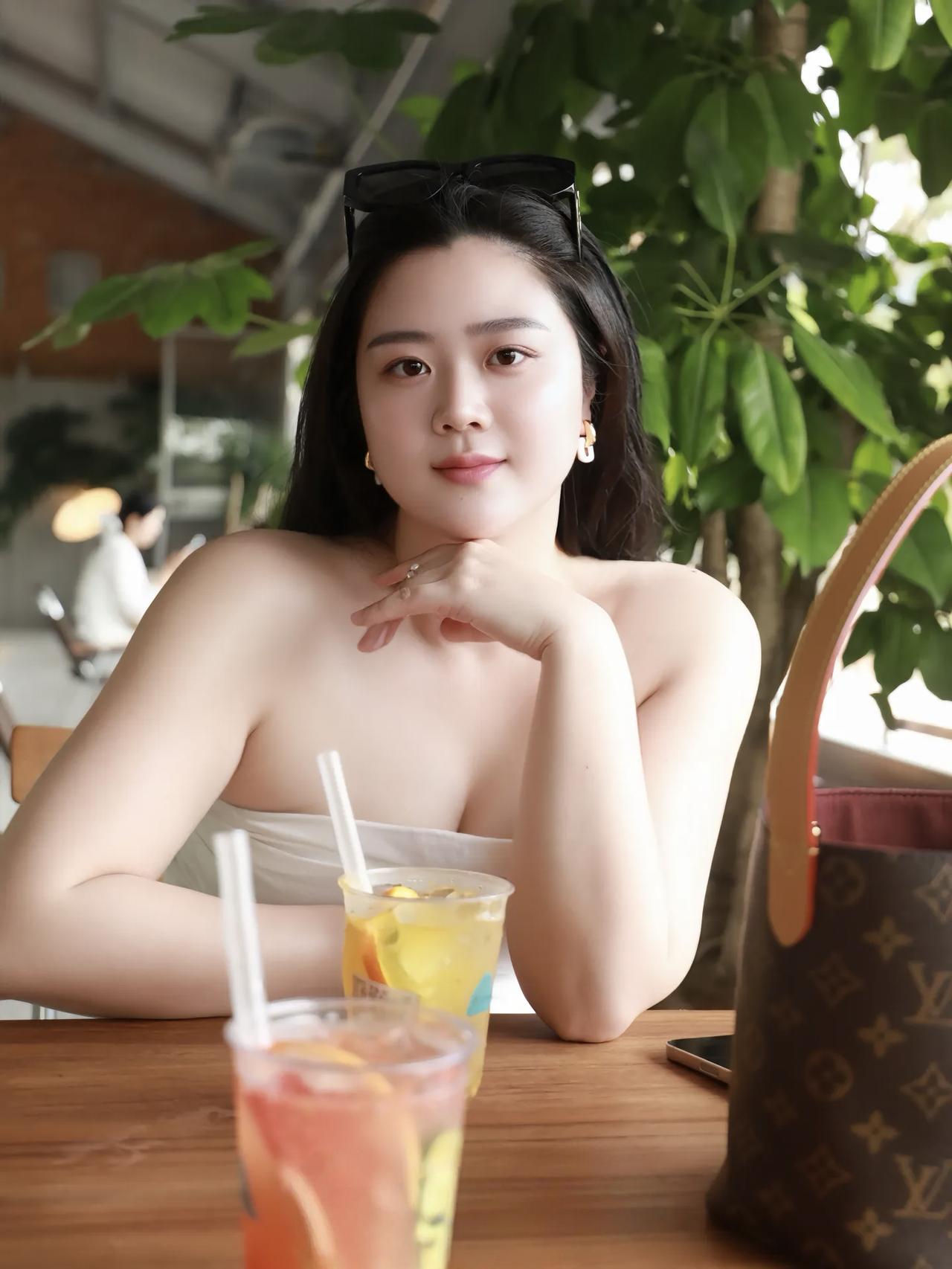 白白净净的美女