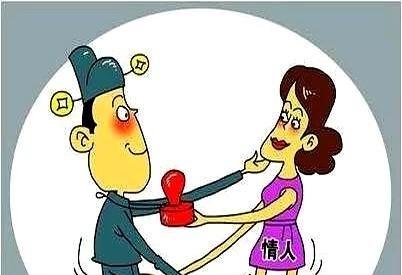 笑话（657）

贪官坐在T台下边目不转睛盯着走秀的美女，旁边老板凑近贪官耳朵：