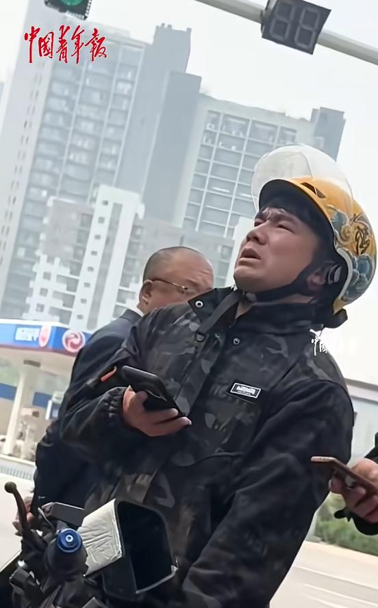 坏人变老了！4月15日，河北石家庄，一外卖小哥送餐时，不慎碰到一位老人，他趴在小