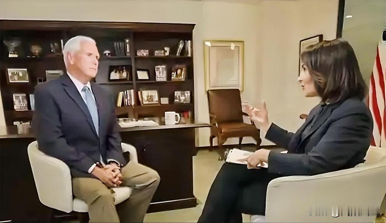 主持人:“说到你的继任者，他有没有给你打过电话？毕竟你是唯一真正懂得当特朗普副总
