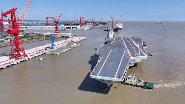 福建舰正式出港，甲板完全清空，舰体洗刷一新，看来接机服役的概率很高。目前歼35、
