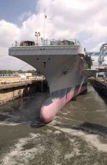 航母上宽下窄，为什么不会发生侧翻？因为水底下的航母，才是航空母舰的技术精髓。
 