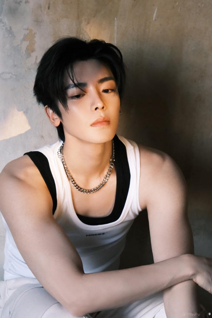 #侯明昊520九宫格# ​​​被宠爱的感觉真好，连续 5 年的 520 福利，今