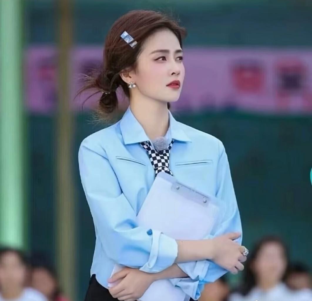 白鹿超话 bl白鹿开到荼蘼下班换常服 bl白鹿第五部现偶剧 

你披着光向我走来