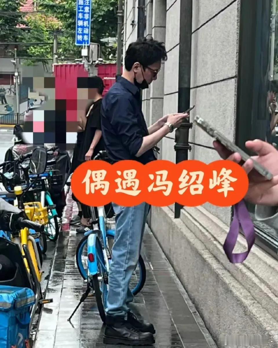冯绍峰与儿子想想引发热议！6月25日，冯绍峰带儿子想想看舞台剧被路人偶遇，5岁的