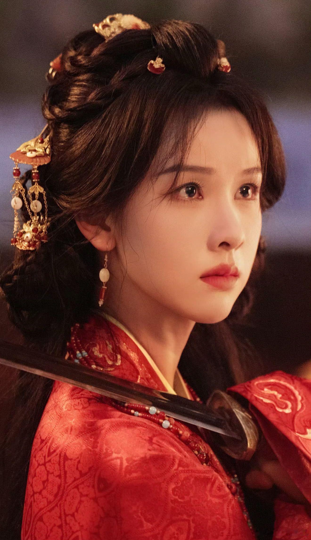 陈都灵许愿全都灵 陈都灵长相有清冷书卷气，没走花瓶路。演谋士、仙侠反差角色，演技