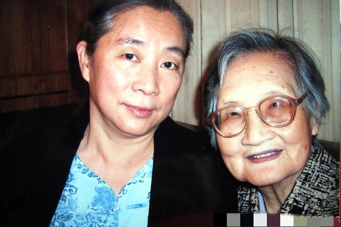 2008年，林豆豆和干妈王淑媛，一张温馨的合影，当时王淑媛年事已高，林豆豆就把干