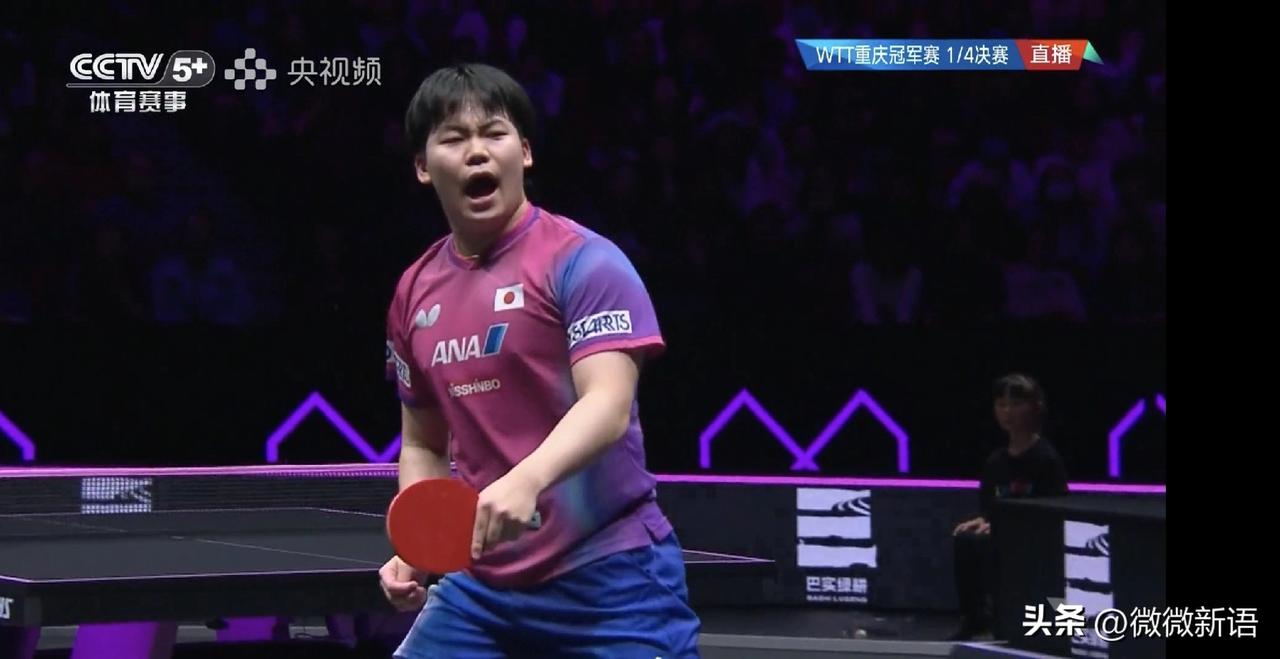 松岛辉空今晚打的很猛啊，赢一个球就大喊一声，还满场的跑，看得出来非常想赢。松岛辉