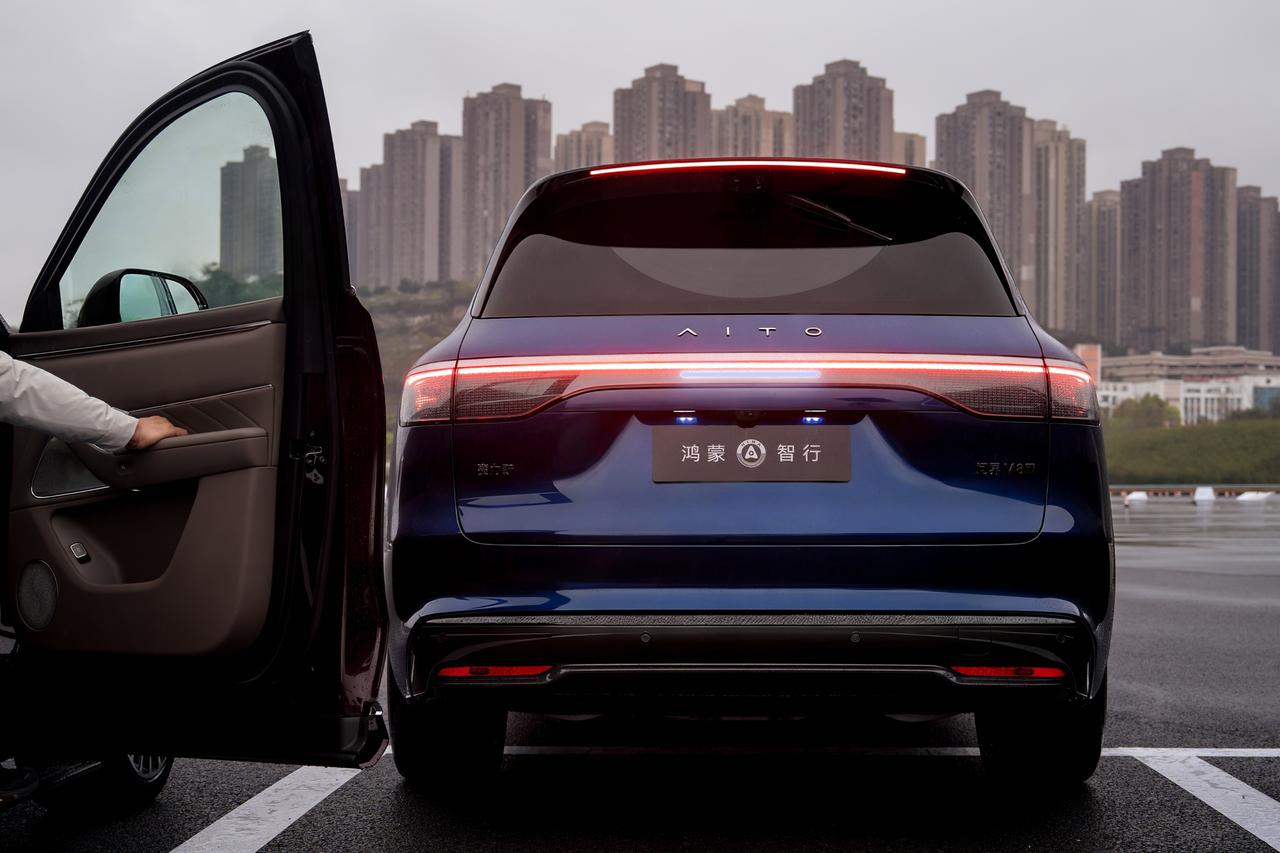 华为新品发布会正式官宣新问界M8，此次搭载了896线激光雷达，并配合左右两侧的高