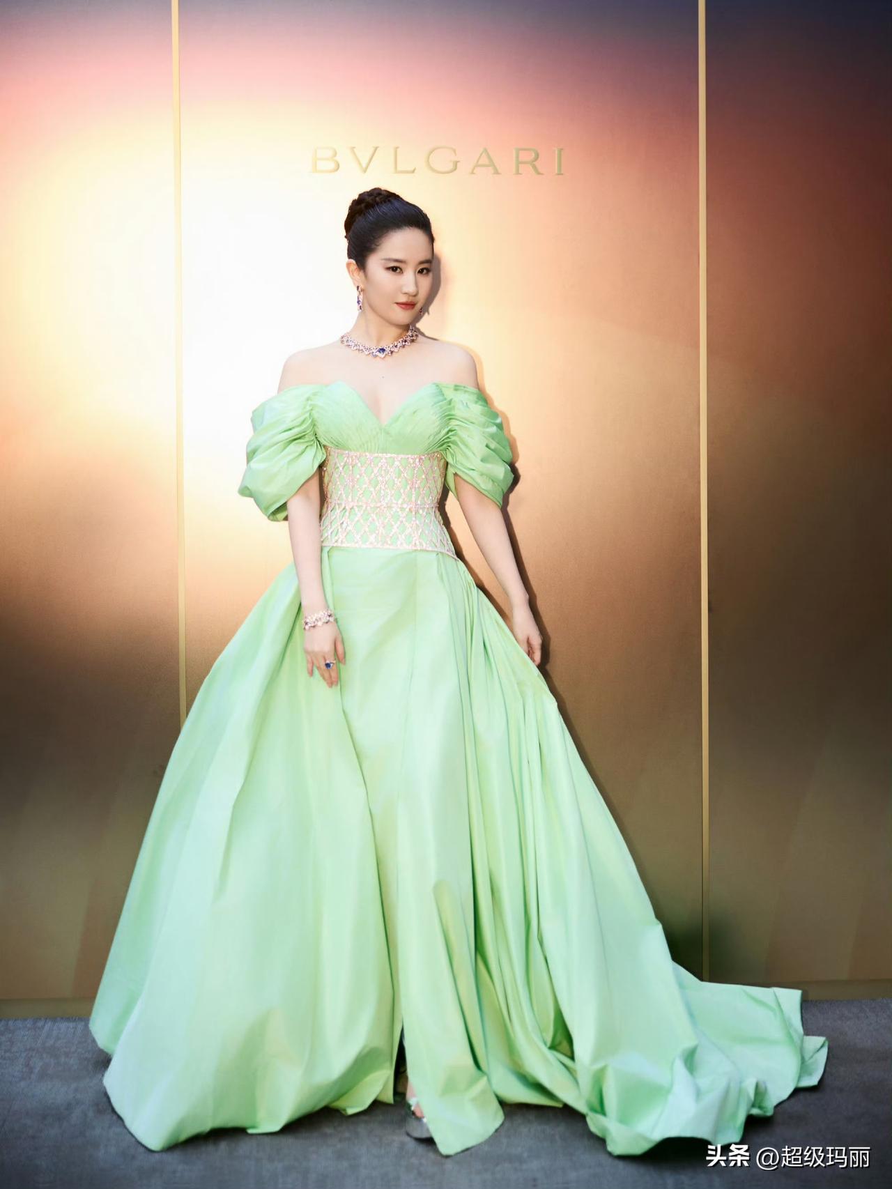 宝格丽的公式照，至今没发现高个子的缺点[舔屏]刘亦菲