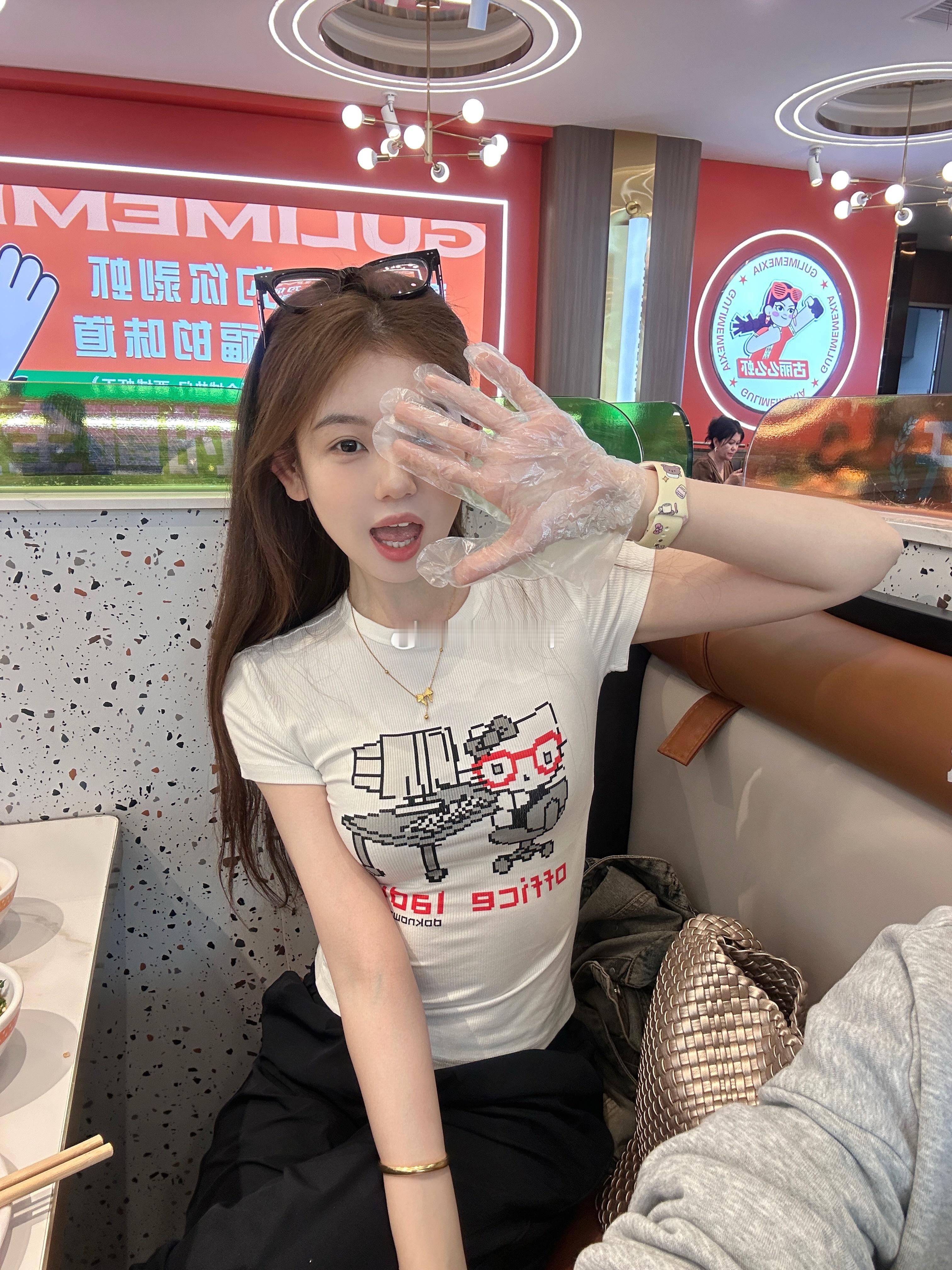 五一快乐闺蜜们[女孩儿]看我25米拿下的kitty小短袖 我非常喜欢！ ​​​