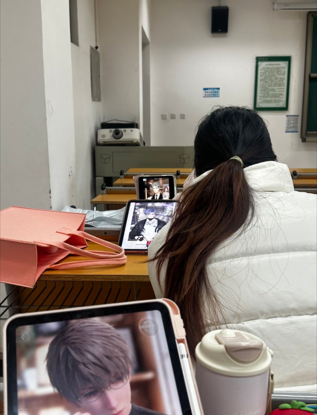 期末周最忙的是乙游男主在图书馆开着游戏陪伴模式看书一抬头发现大家都一样原来期末最