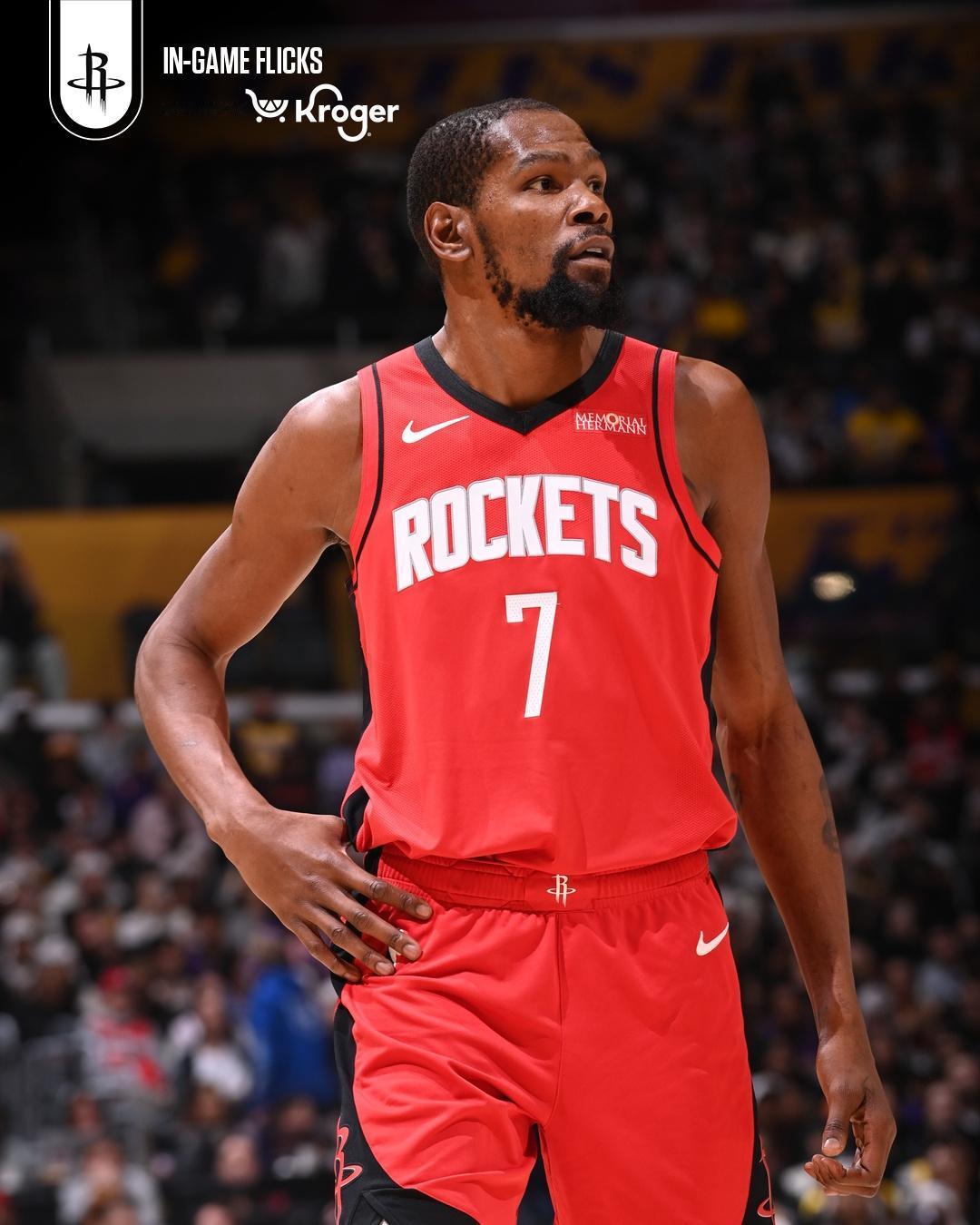 难得今天杜兰特就“只”打了33分钟，还是那么高效，14投就得到了25分，更是送出