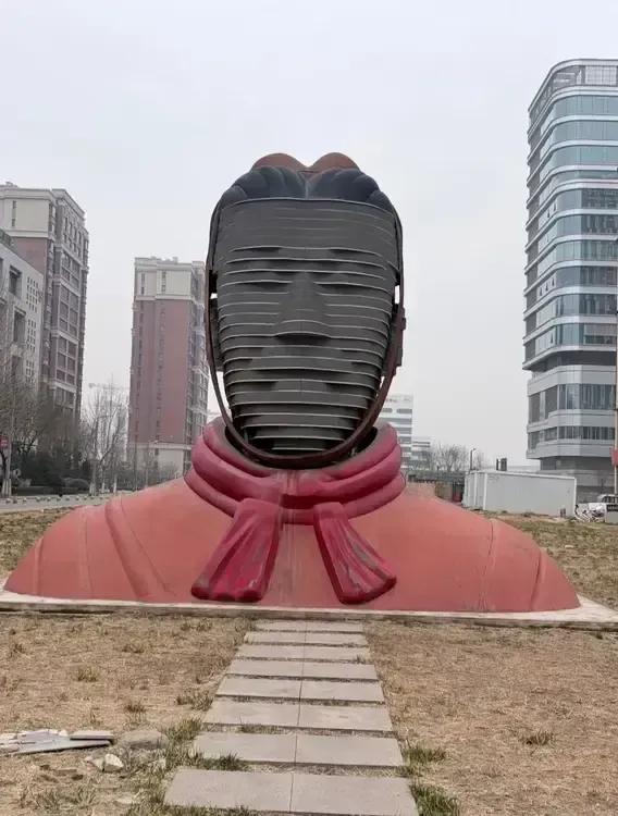 这个兵马俑塑像的脸是LED屏幕，站在后面能把人脸投影上去，当年春节前摆在西安钟楼