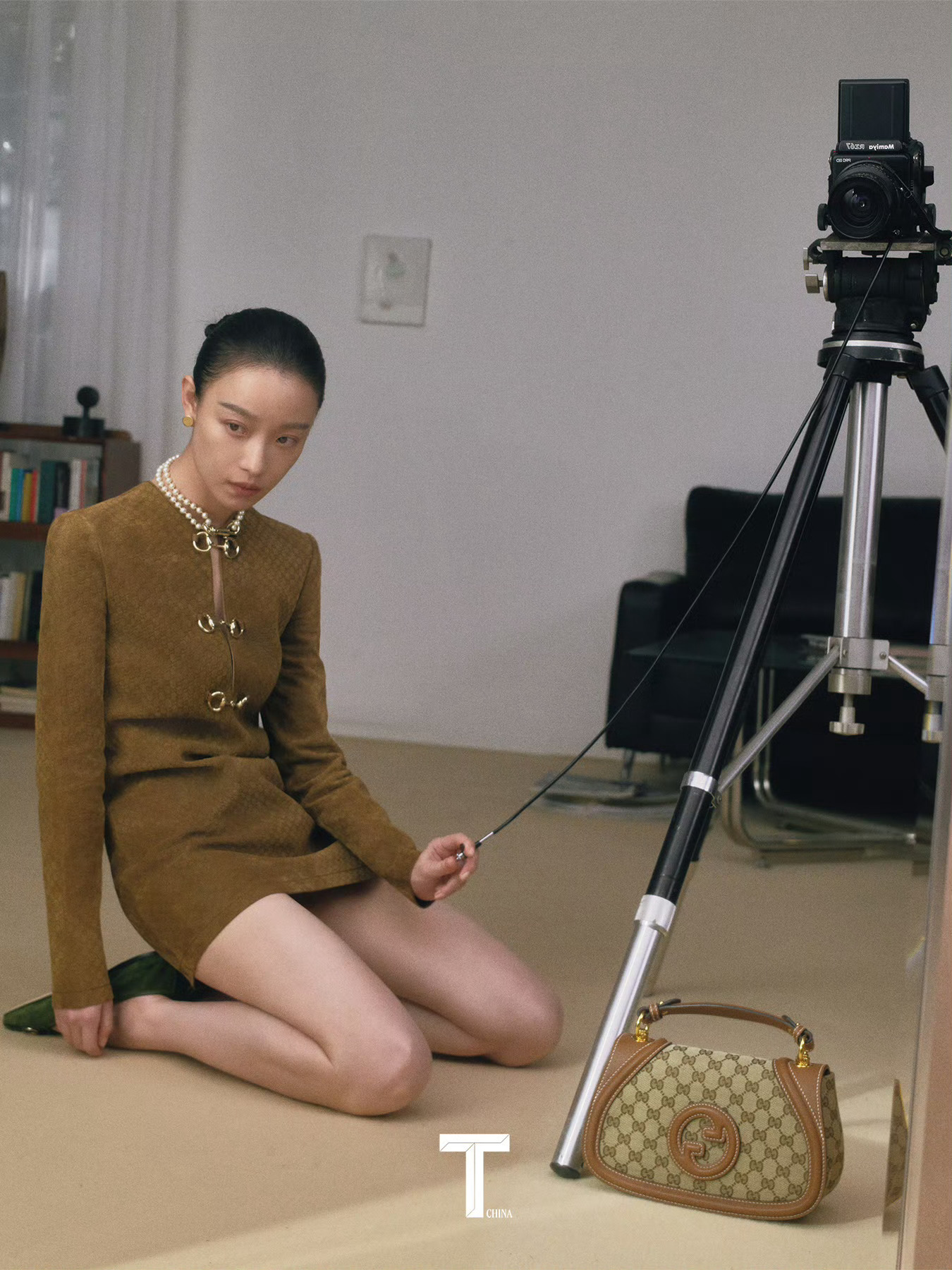 倪妮T锦绣十一月刊封面，时尚精致的美腿佳人。倪妮