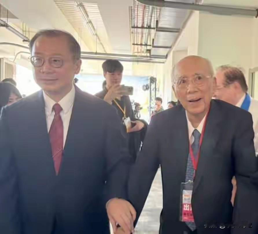 国民党的全代会，更像一场人情世故，关键时刻力挺捧场的人，非87岁的前国民党主席吴
