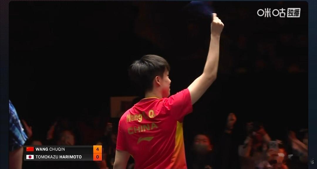 一年前的今夜，福冈赛场的灯光亮得刺眼。4:0横扫的霸气瞬间，头哥挥拳怒吼的刹那，