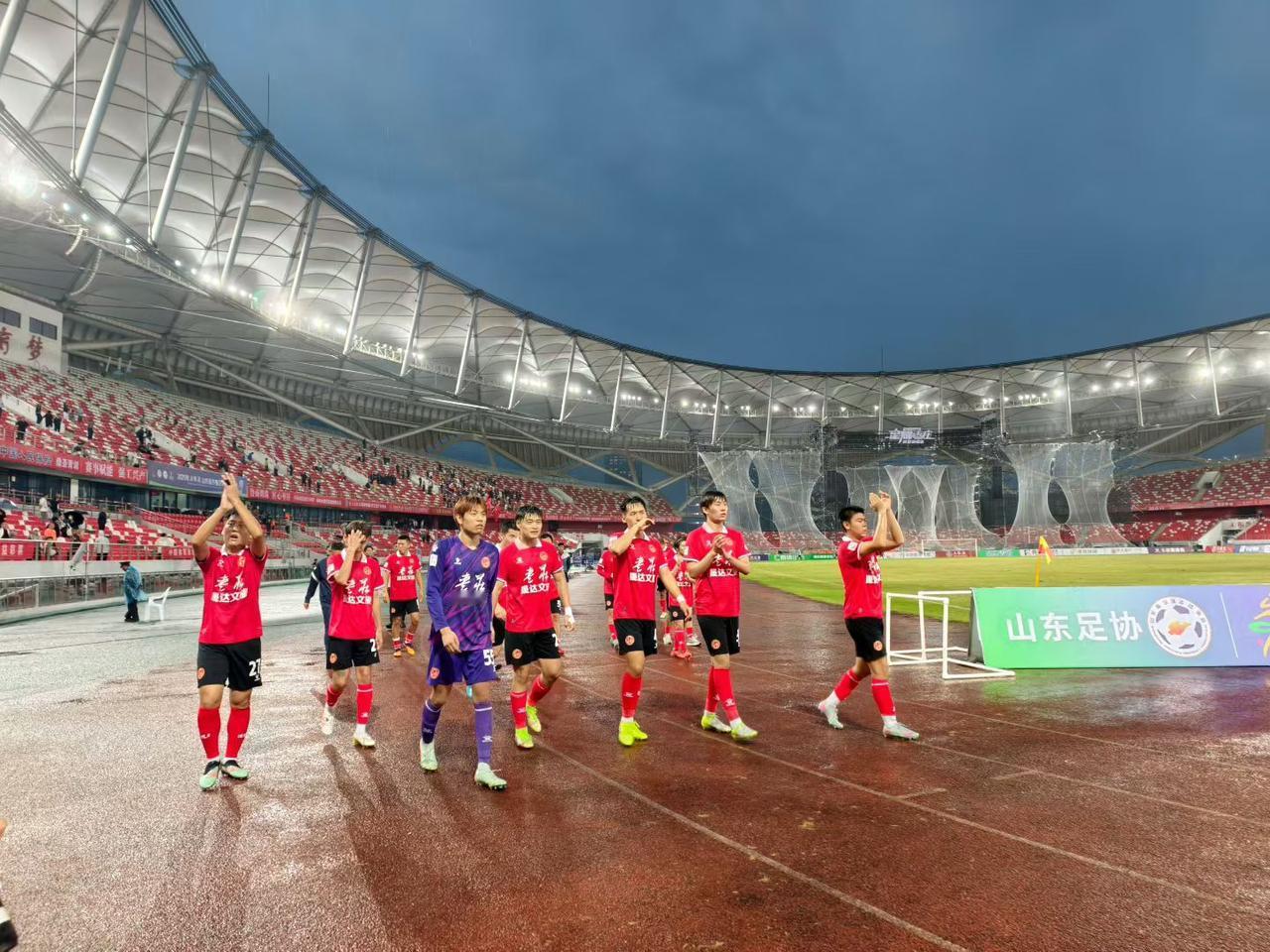 鲁超来了，枣庄主场0:2不敌临沂。
这场比赛很精彩，但是我们枣庄队确实和临沂实力