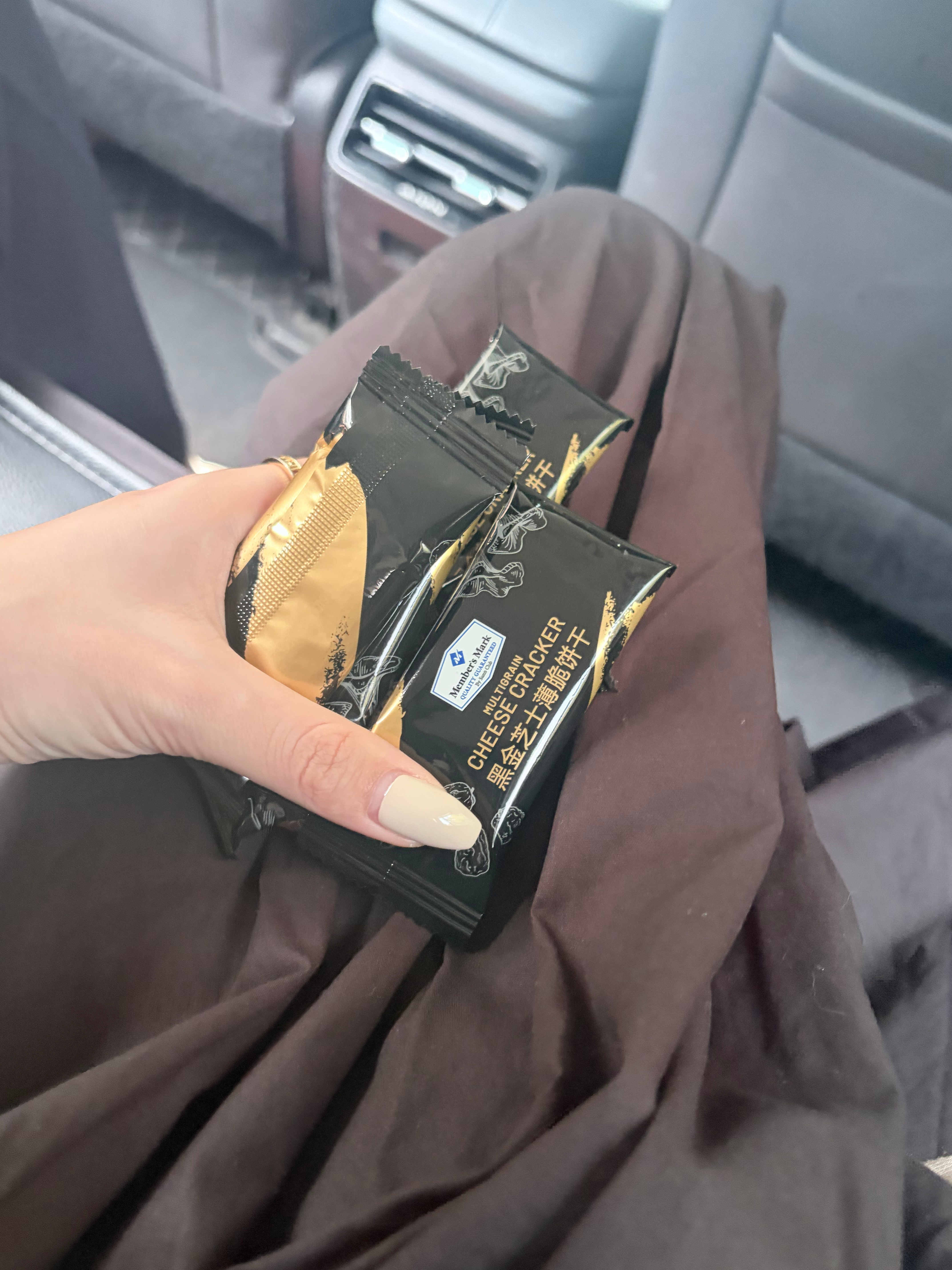 上学第一天。把下课时间记成上课时间。拿着五包饼干冲出门[拜拜] ​​​