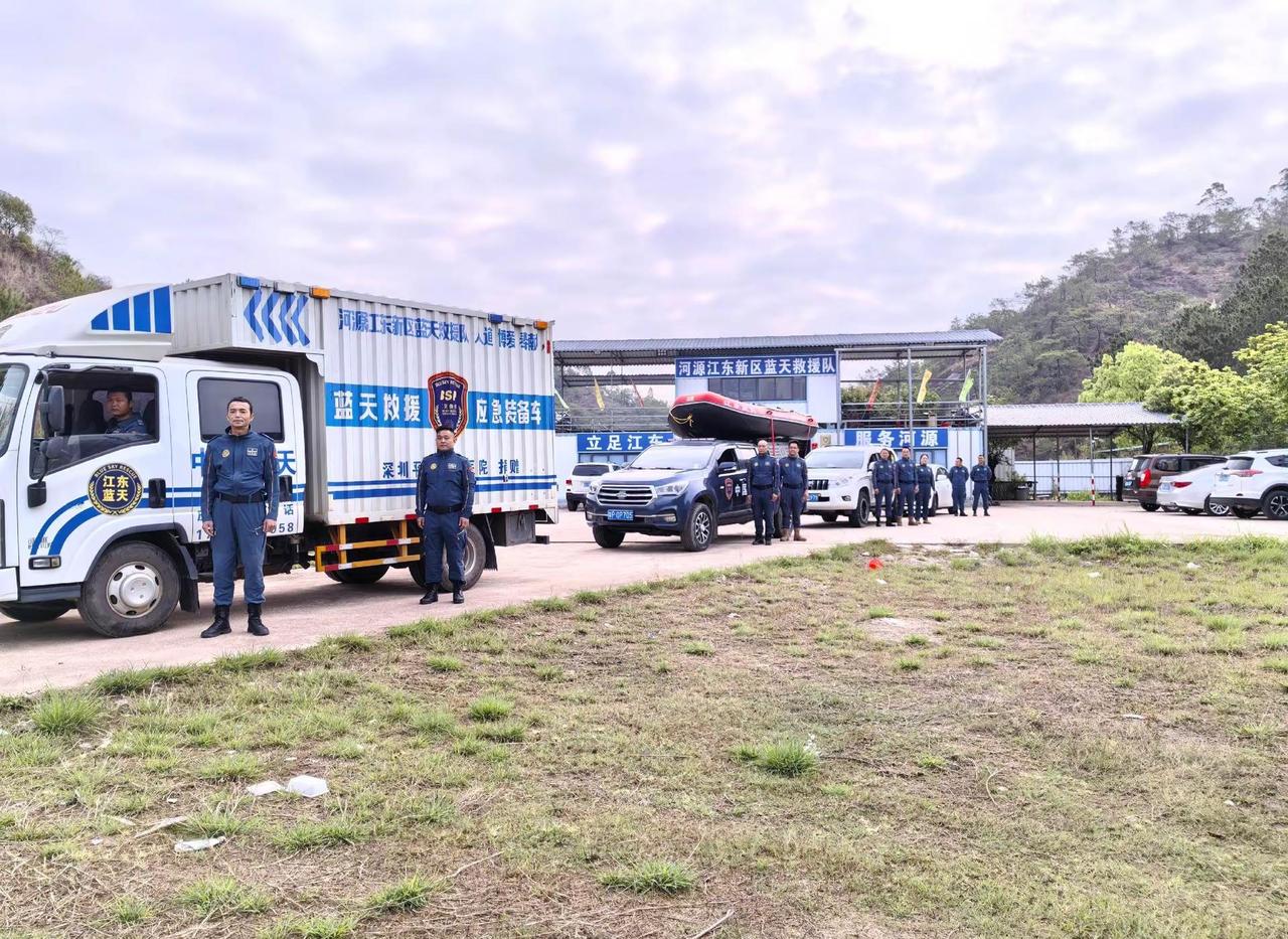 江东蓝天救援队作为一支专业的救援队伍，他们的训练是非常严格和科学的。他们的训练内
