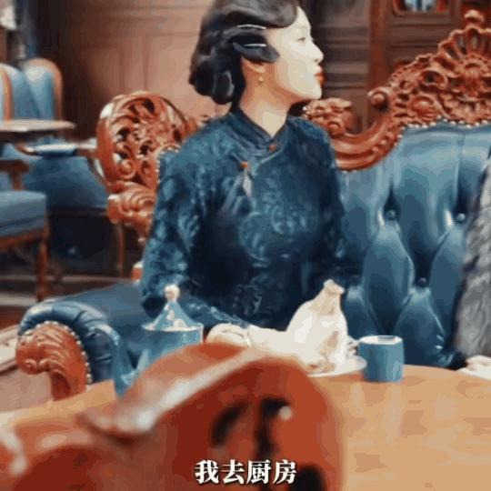 《孤舟》周知非下班回到家，看到老婆跟初恋在自家客厅聊的热火朝天，还听说初恋要在自
