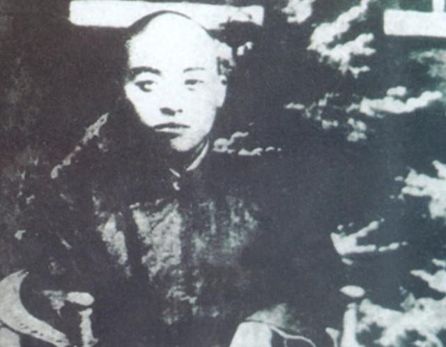 1949年3月11日，河南确山，在四野大军滚滚南下的铁流中，一对兄妹站在路口，拿