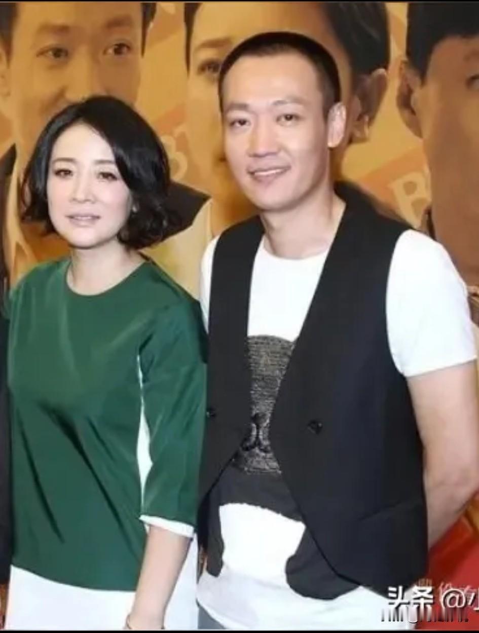 仔细看，那时的辛柏青高大修伟，目若朗星，气宇轩昂，真是一表人才啊！而左边短发美女