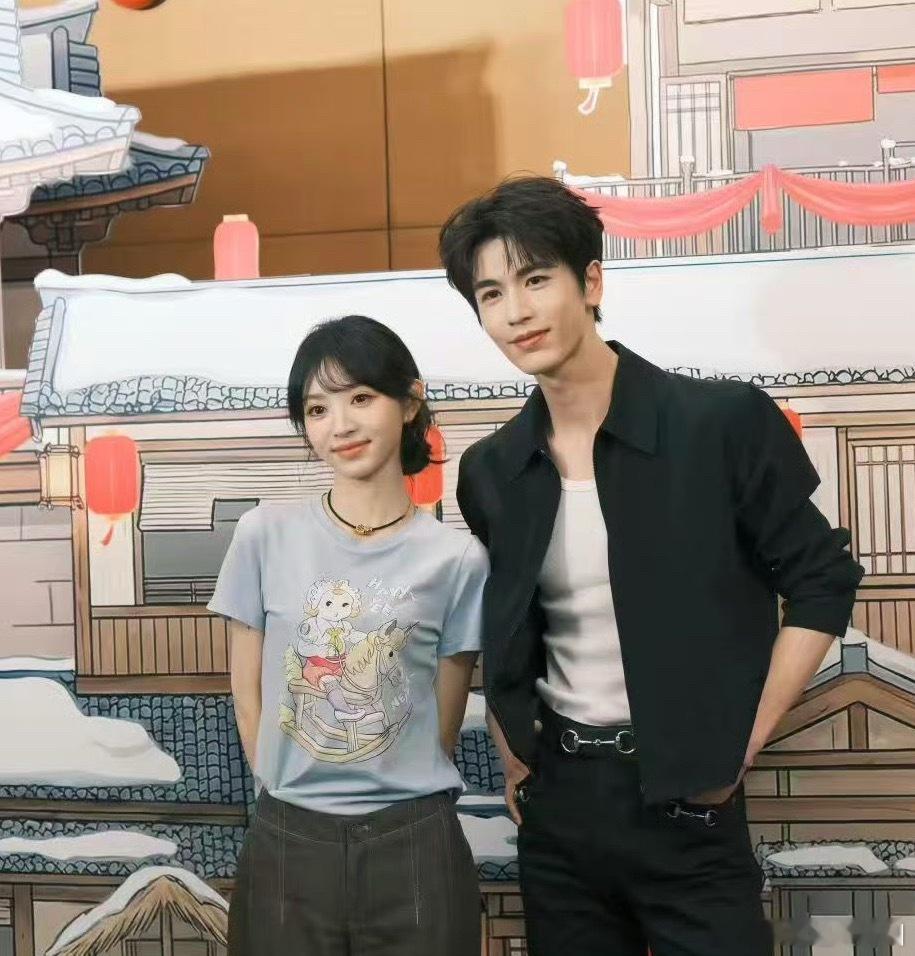 张凌赫田曦薇逐玉庆功宴合影📷逐玉庆功宴