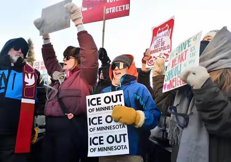 明尼苏达枪响！特朗普的选举算盘，崩出美国真病根
 
特朗普彻底玩砸了！派ICE去