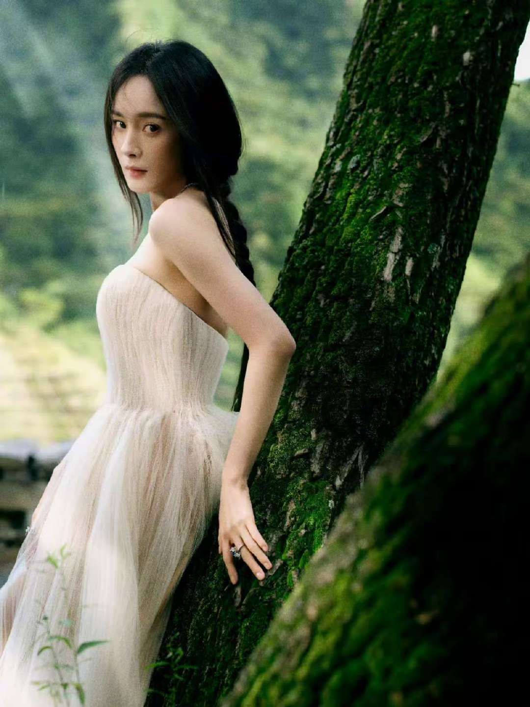 杨幂抹胸轻纱裙杨幂身着抹胸轻纱裙现身。轻盈的纱裙似云朵飘落，抹胸设计展露精致肩线