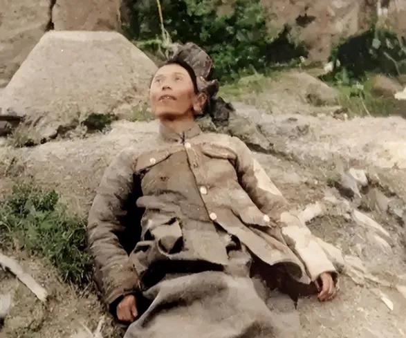 1946年国军师长戴之奇饮弹自尽后镜头，躺在土堆上，军帽掉落一旁。粟裕当即下令，