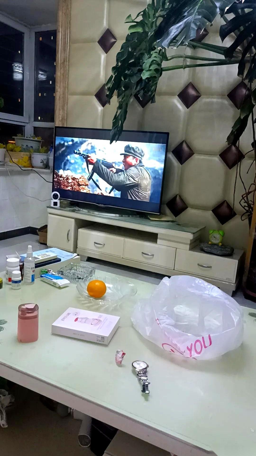 “心脏病发！人快不行了！”
那是抓捕现场，嫌疑人家属突然倒地，手拼命抓着胸口。队