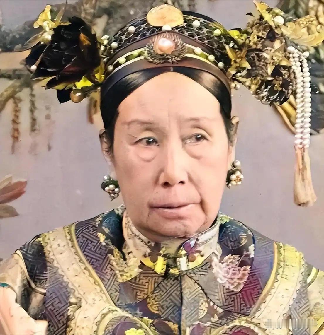 自从蔡康永说“慈禧太后也是中分啊”，我就回不去了，看到女生中分就想起慈禧太后。 