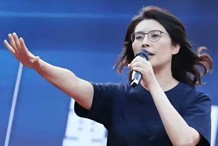郑丽文能挽救国民党？这不是根本！
【综合新闻】10月19日，岛内媒体普遍关注国民