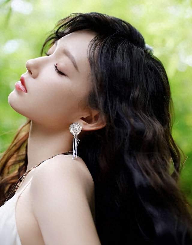 从“人间芭比”到“主动求戏”：程潇的写真，比她的人生简单多了