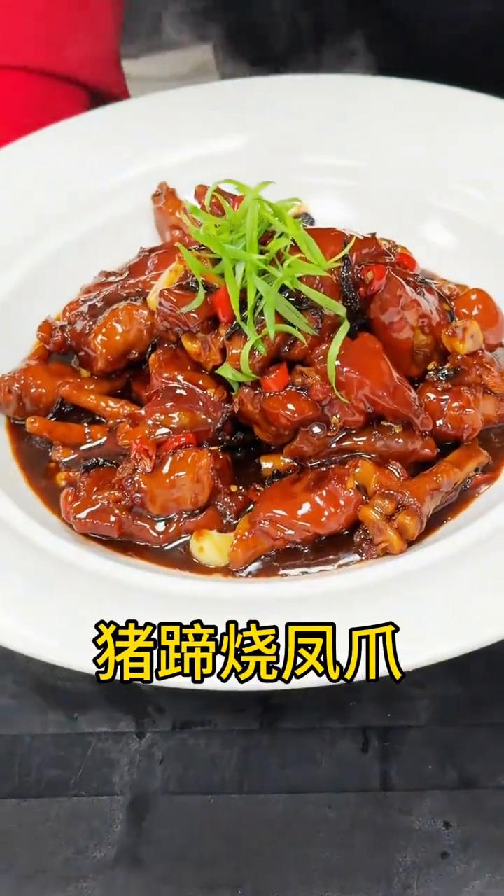 ·油焖茭白。
·春韭河虾炒螺肉。
·春三鲜。
·刀板咸肉蒸鳗鱼。
·蒜蓉粉丝娃娃