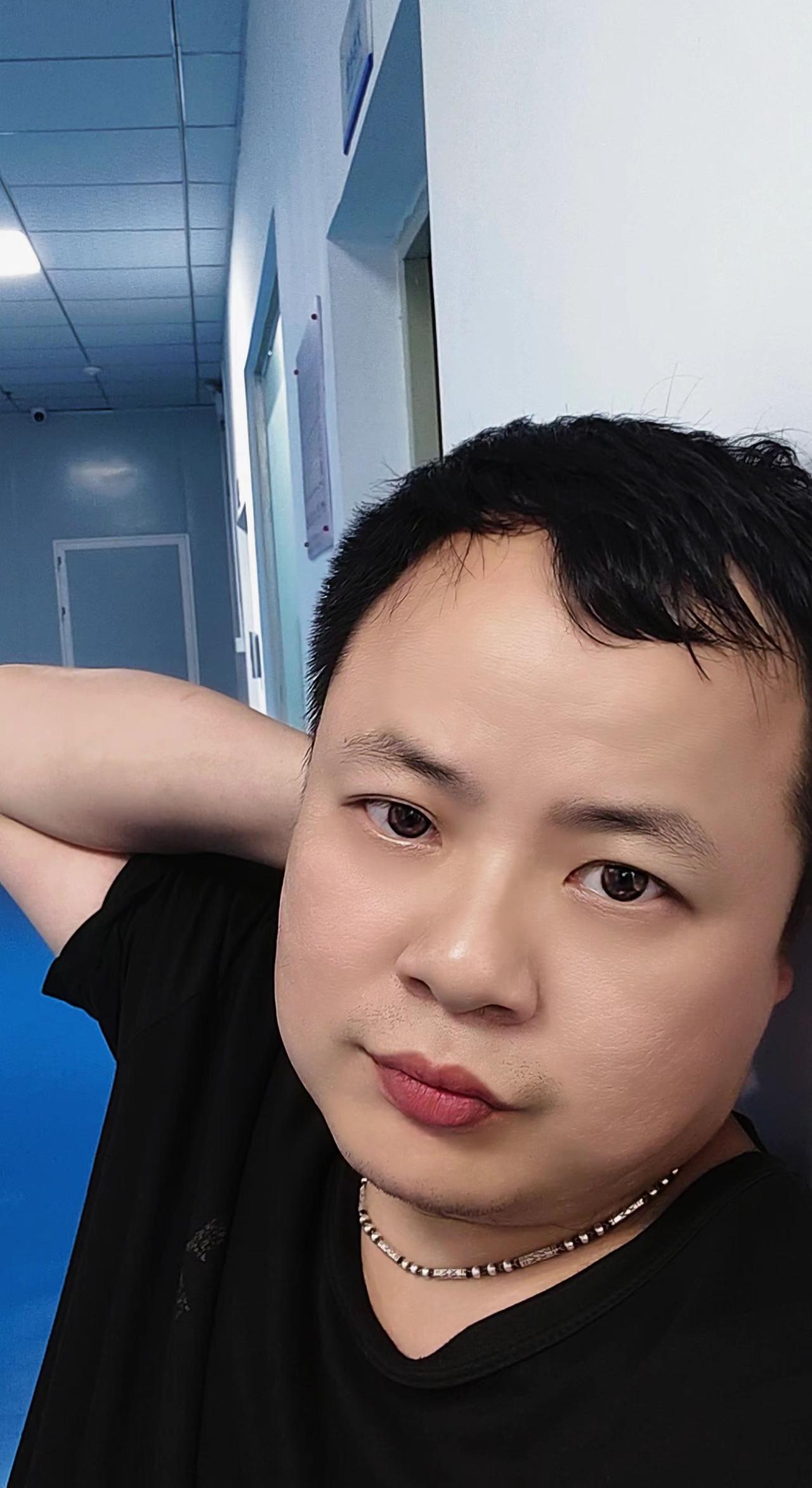 精神小伙满血复活 长相差点但精神不能输 努力工作的小胖子 混的好头发往后倒 发型