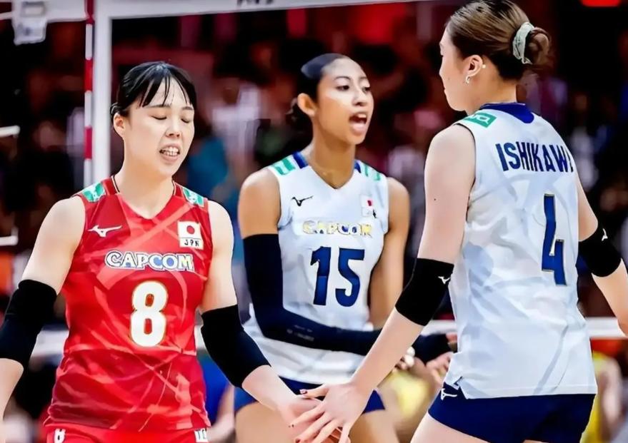 日本女排万万没想到！

中国女排主教练赵勇在第三局2：10叫光暂停后，做了三个意