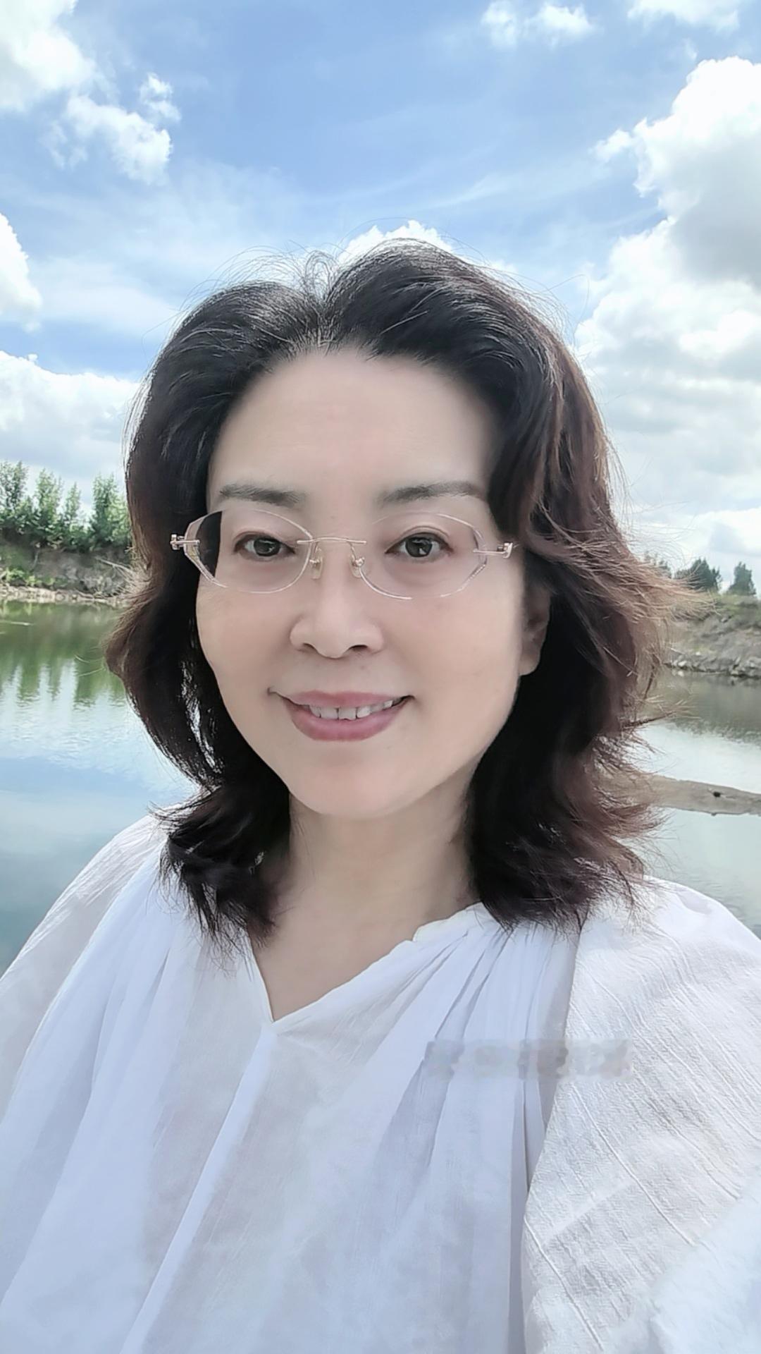 进山认识的老哥俩，哥俩相依为命。上次去，给二哥把刮破的衣服拿回来洗洗补补。今天送
