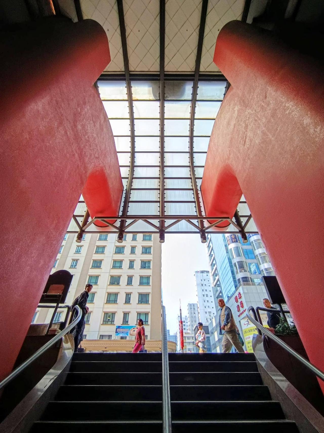 在九龙的佐敦，有一个商场叫做恒丰中心。

这里以前是李小龙故居所在地，1982年