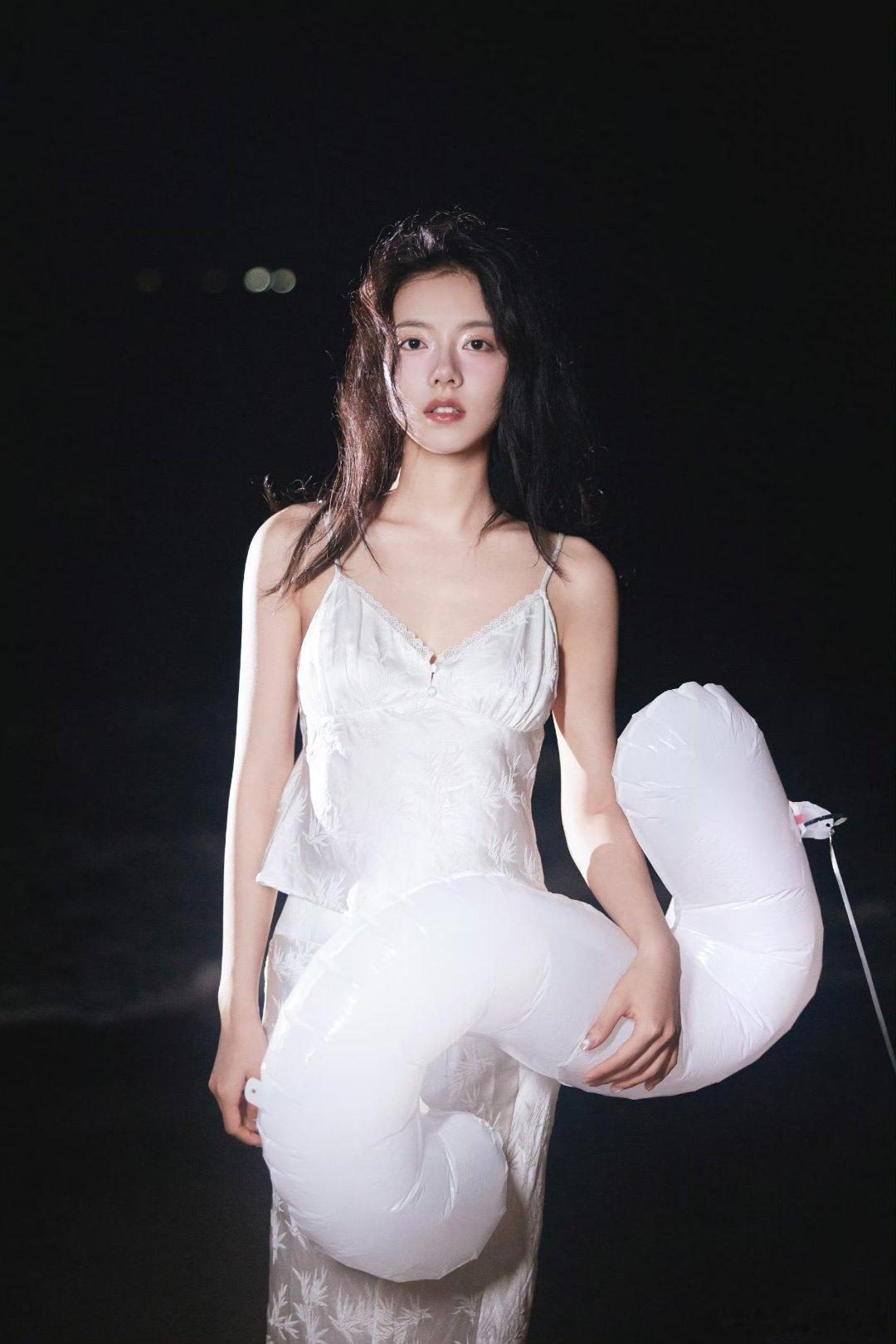 #赵今麦蕾丝吊带#赵今麦22岁的第一天，麦麦长大了，穿上蕾丝吊带更加明显，一步一