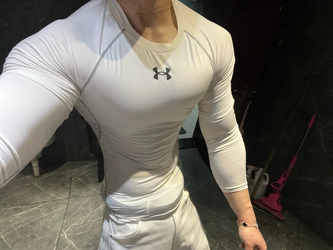 春天就要穿亮色系。纯白高弹战士