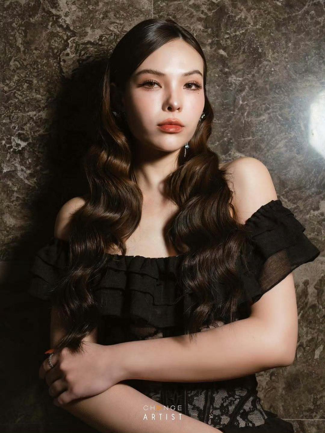 小药的头发每次贴住头皮然后下面两侧是卷卷的，带个小发卡真的又萌又精致的没边了，和